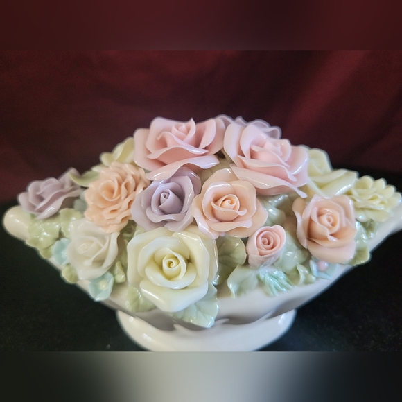 Creamware GORGEOUS FLOWER VASE, boat shaped, Full of Fine Porcelain Roses. - Picture 5 of 16